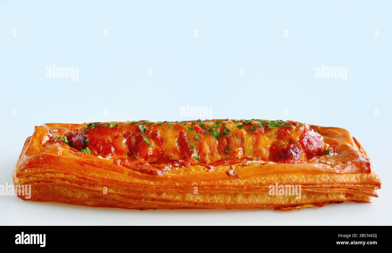 Salsiccia Sriracha mayo appena sfornata, pasticceria speciale con impasto croissant, ripiena di salsiccia, solo in Thailandia Foto Stock