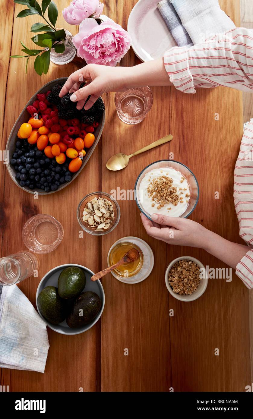 Colazione sana con yogurt, frutta, muesli e miele Foto Stock