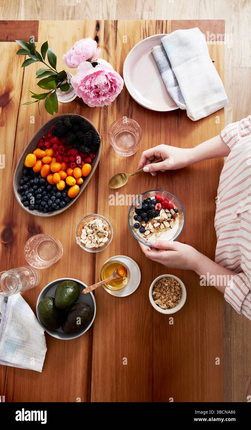 Colazione sana con yogurt, frutta, muesli e miele Foto Stock