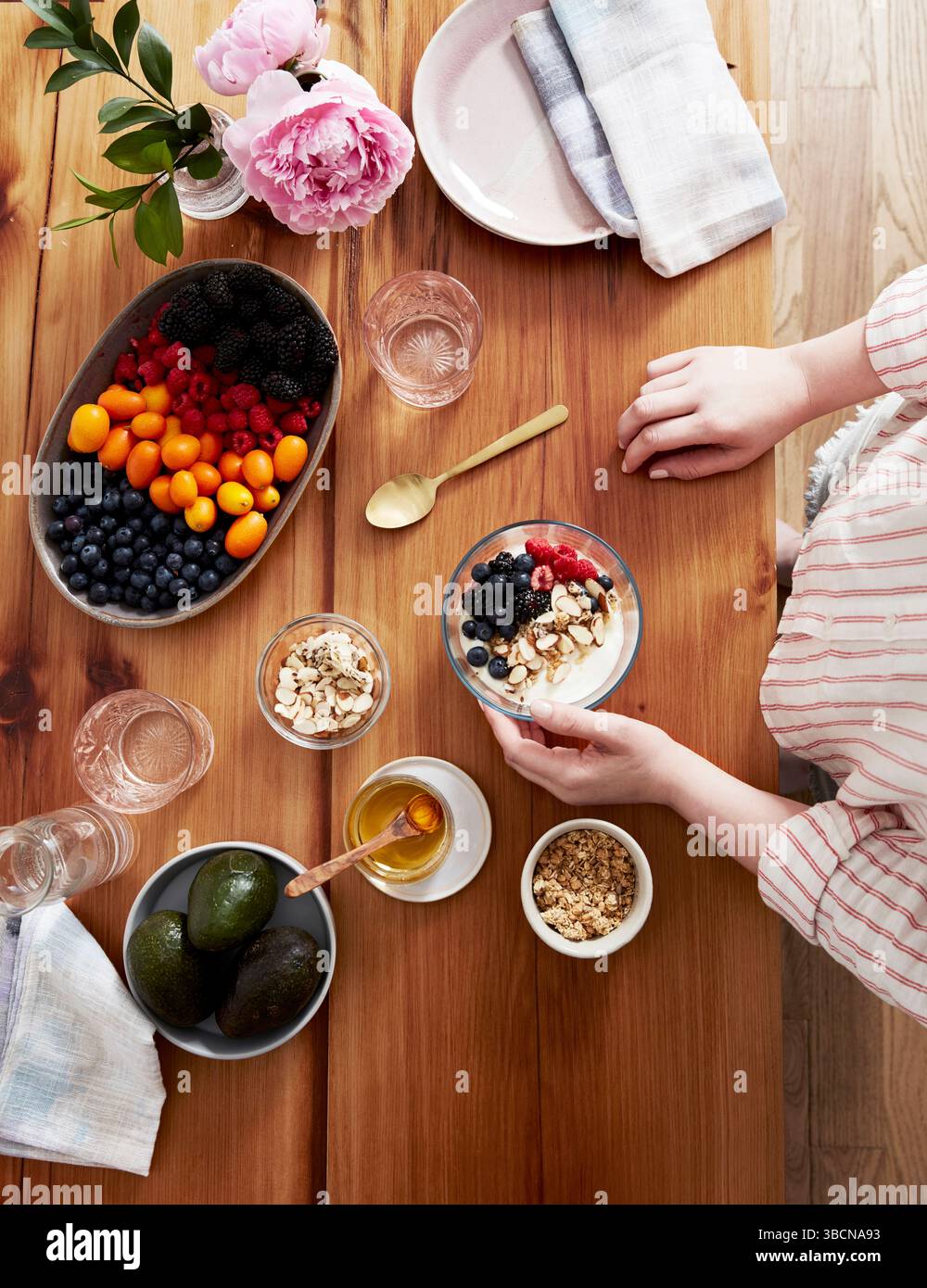 Colazione sana con yogurt, frutta, muesli e miele Foto Stock