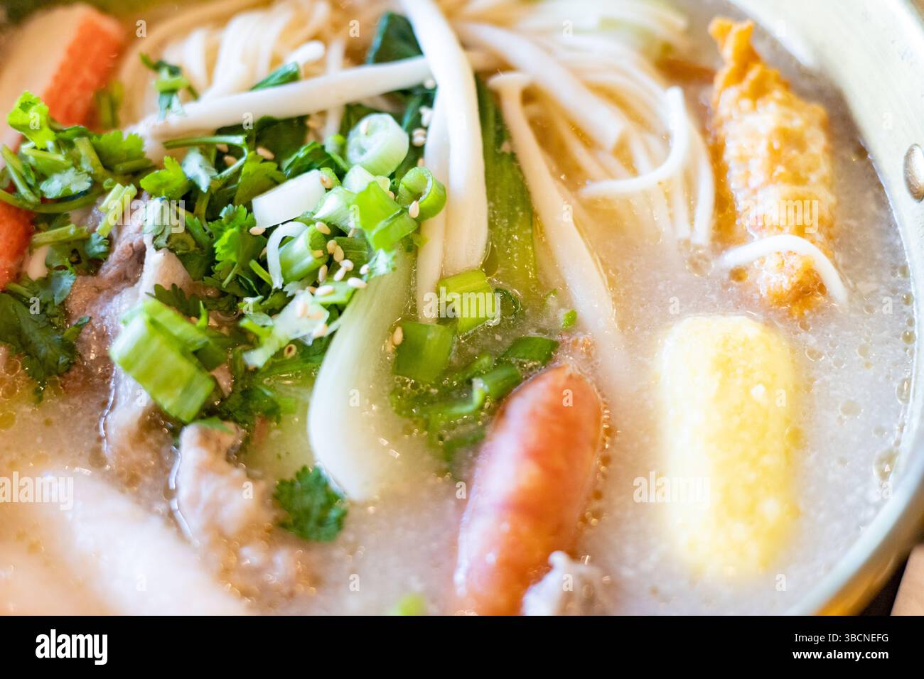 Zuppa di spaghetti con verdure e carne Foto Stock