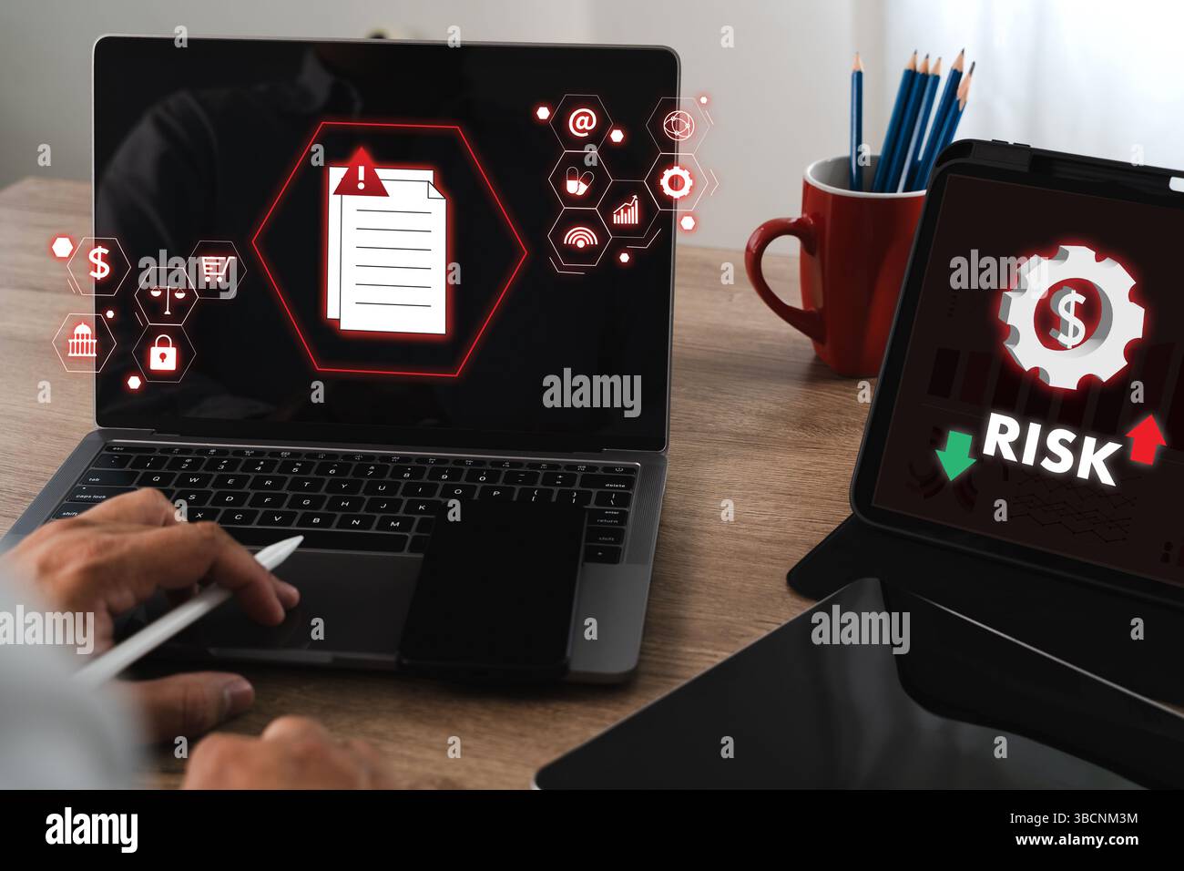 Un responsabile del rischio controlla l'azienda che analizza i rischi digitali e le minacce alla sicurezza su notebook e tablet, sottolineando la sicurezza informatica e i dati Foto Stock