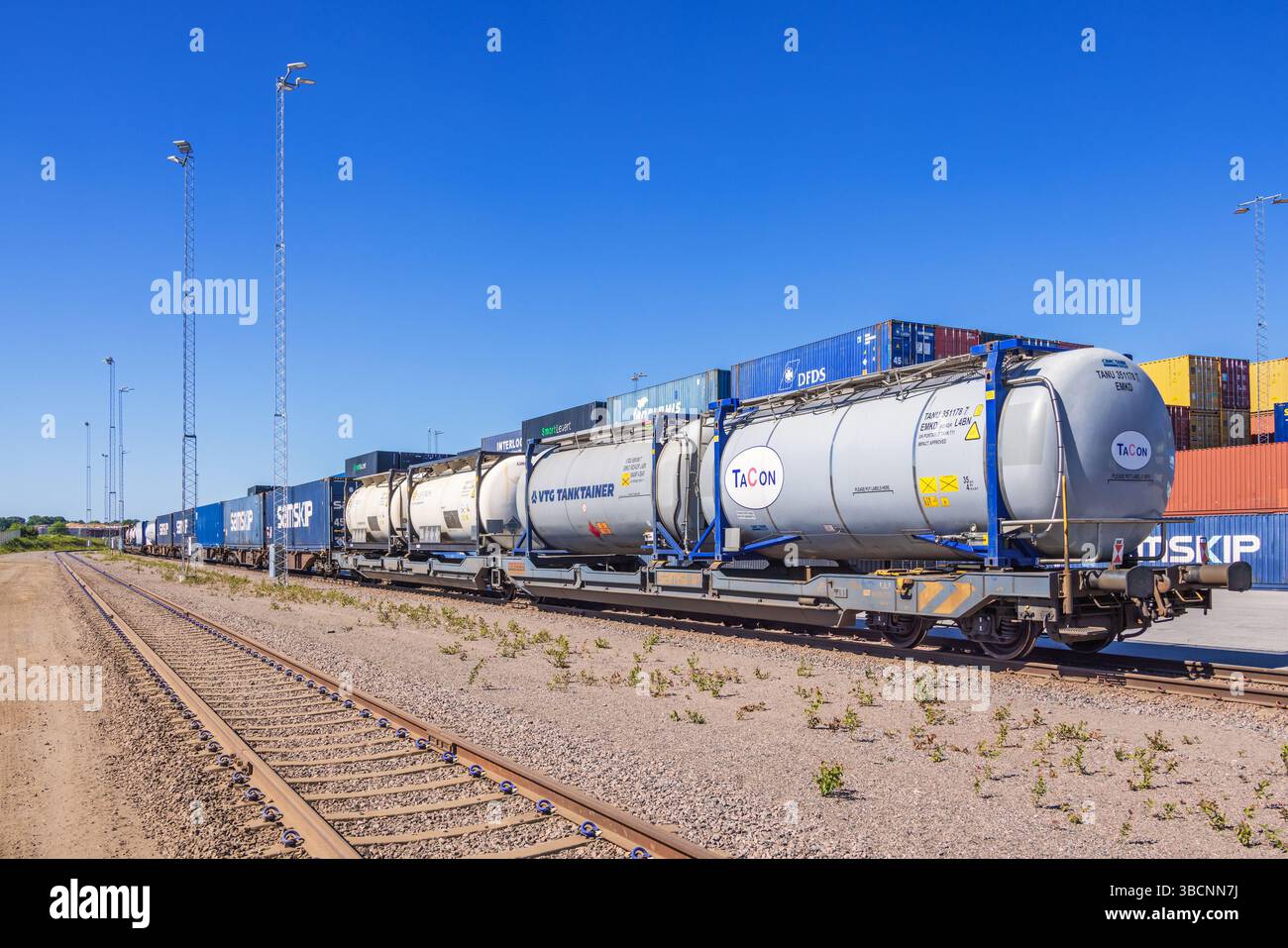 Carri cisterna e container presso un cantiere ferroviario Foto Stock
