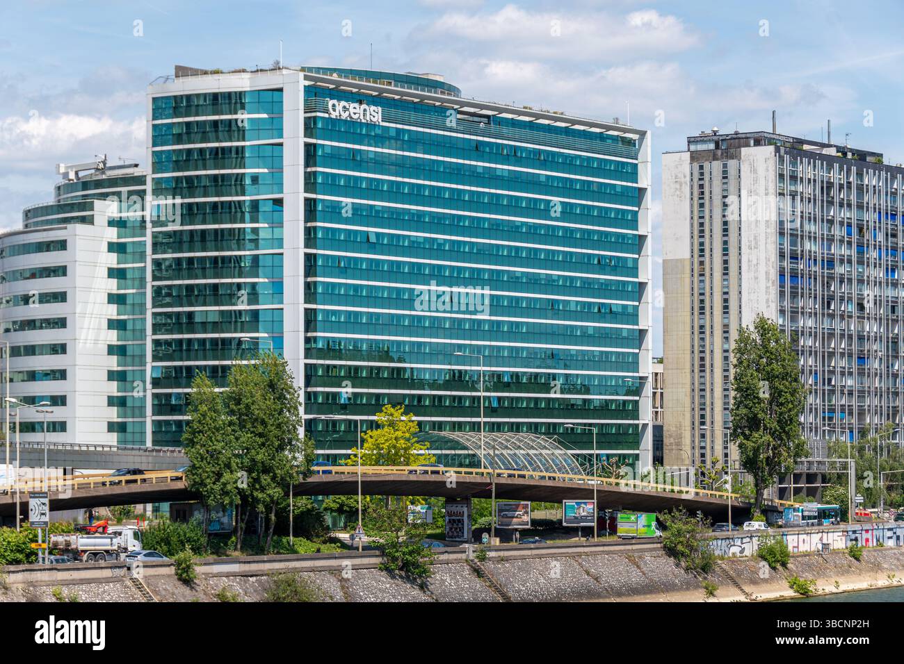 Vista esterna dell'edificio che ospita la sede centrale di Acensi. Acensi è una società specializzata nella gestione di progetti IT e servizi digitali Foto Stock