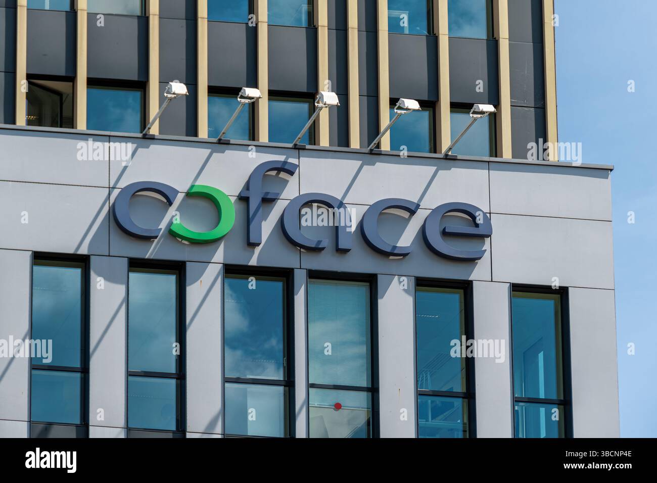 Firma e logo sulla sede di Coface (società francese di assicurazione del commercio estero), una compagnia francese di assicurazione dei crediti all'esportazione Foto Stock