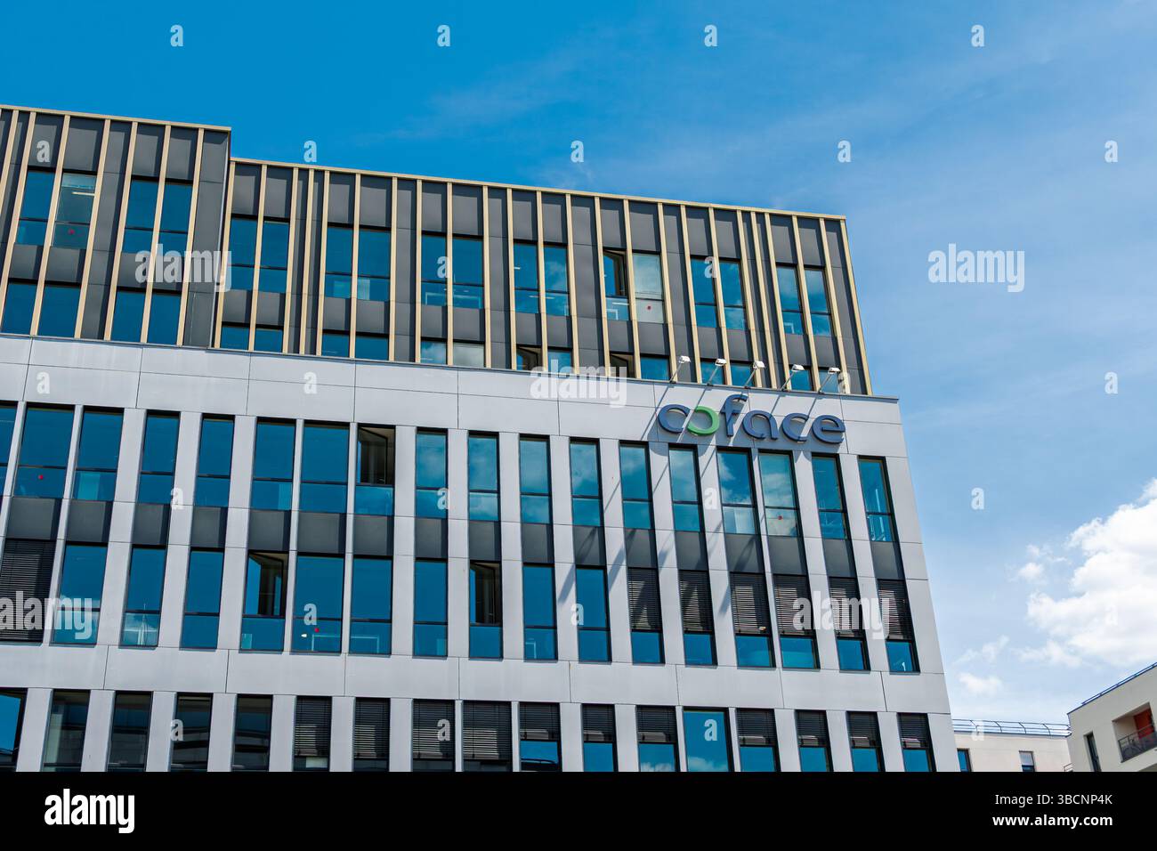 Vista esterna della sede della Coface (società francese di assicurazione del commercio estero), una società francese di assicurazione dei crediti all'esportazione Foto Stock