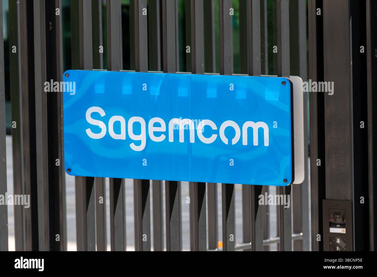 Cartello all'ingresso della sede centrale di Sagemcom, ex Sagem Communications, una società francese specializzata nella comunicazione di terminali Foto Stock