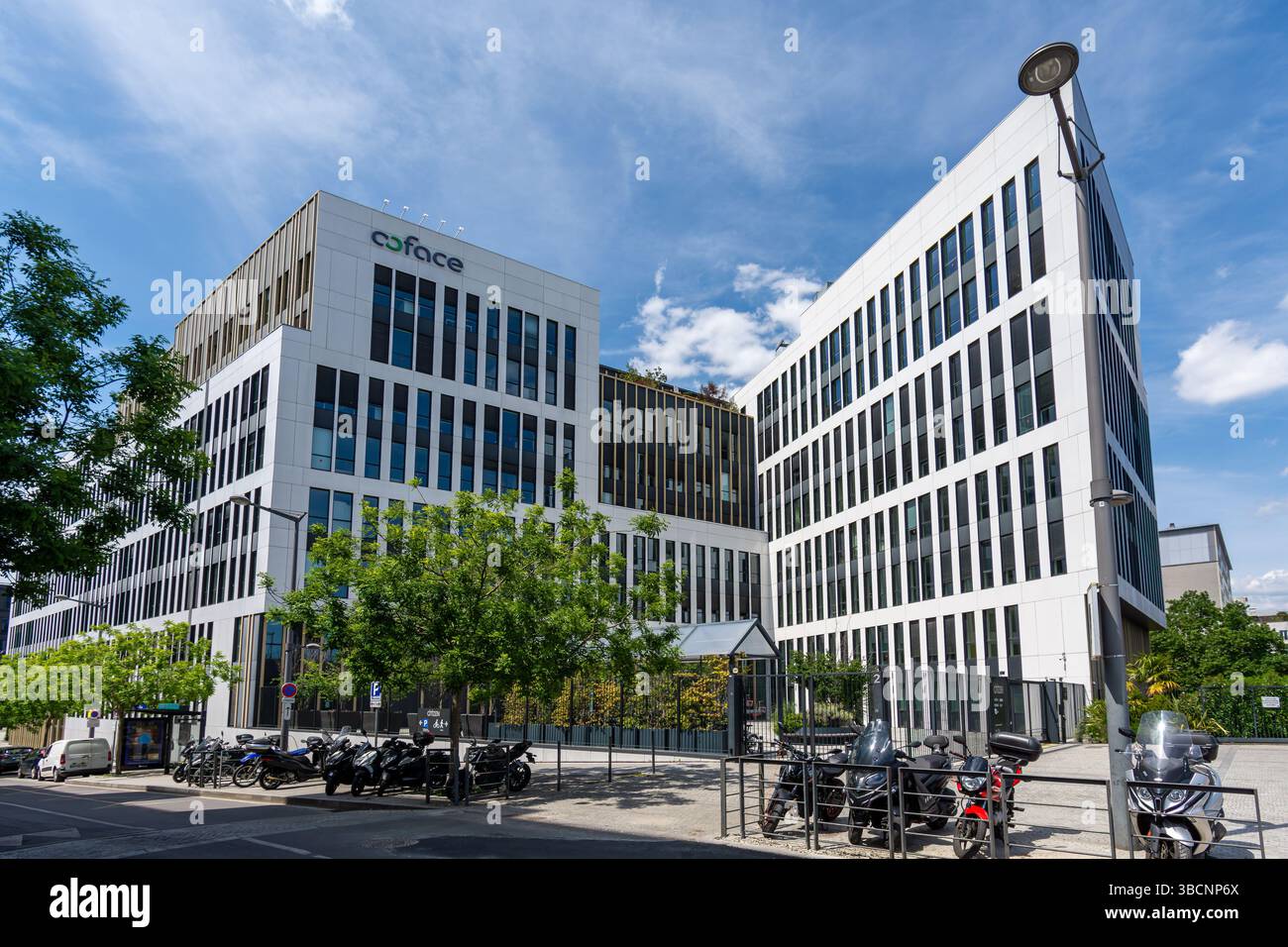 Vista esterna della sede della Coface (società francese di assicurazione del commercio estero), una società francese di assicurazione dei crediti all'esportazione Foto Stock