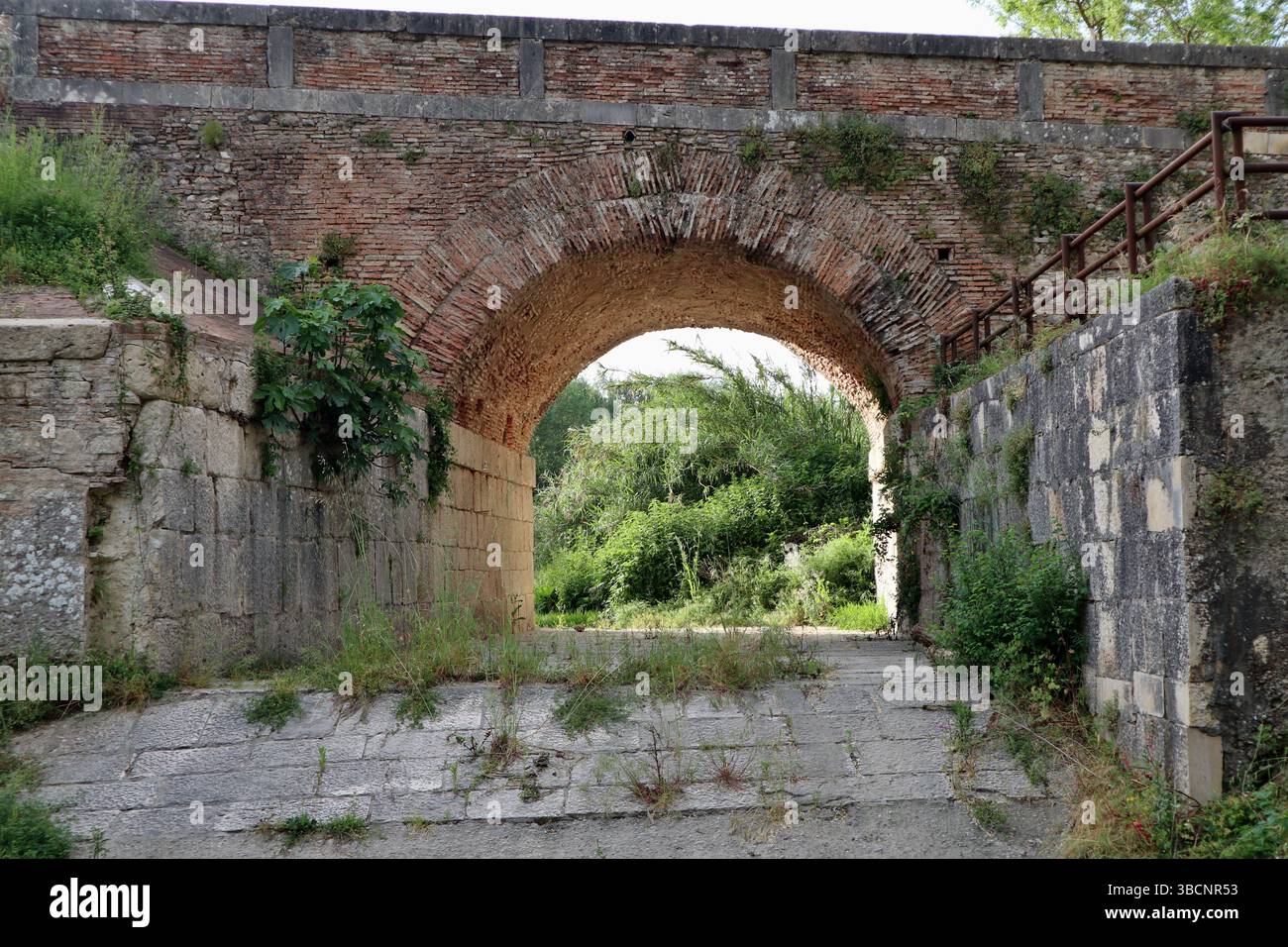 Benevento - Arcata aggiunta nel Settecento del Ponte Leproso Foto Stock