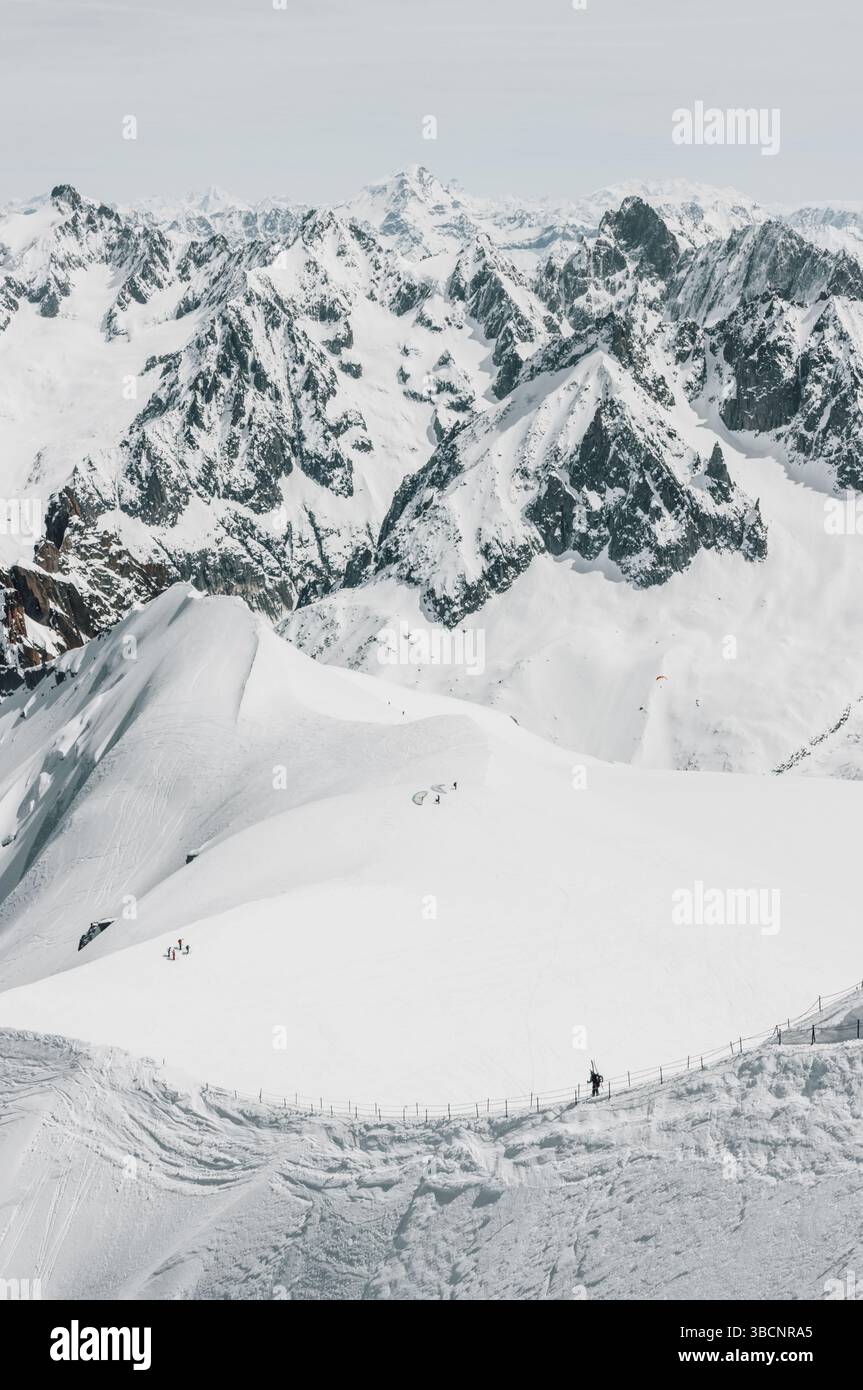 Scialpinisti su una splendida cresta vicino a Aigulle du Midi nel massiccio del Monte bianco nelle alpi francesi sopra Chamonix, con uno scenario montano spettacolare. Foto Stock