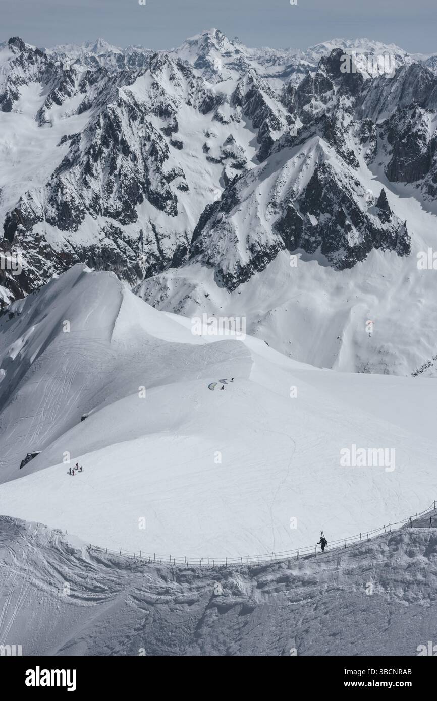 Scialpinisti su una splendida cresta vicino a Aigulle du Midi nel massiccio del Monte bianco nelle alpi francesi sopra Chamonix, con uno scenario montano spettacolare. Foto Stock