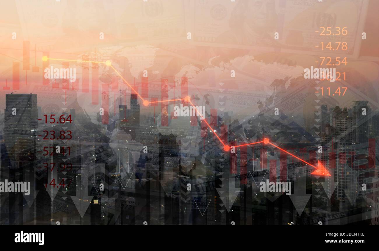 Concetto di recessione e crisi: Una freccia rossa verso il basso sopra una città al crepuscolo simboleggia il declino dell'economia, delle imprese, dei mercati, del mercato azionario globale, Foto Stock