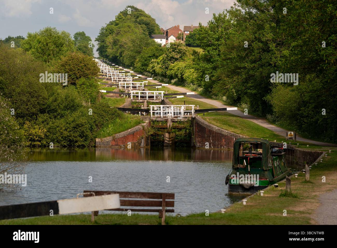 Devizes Wiltshire Inghilterra Regno Unito. 19.05.2025. Volo delle chiuse di Caen Hill sul canale Kennet e Avon a Devizes UK. Foto Stock