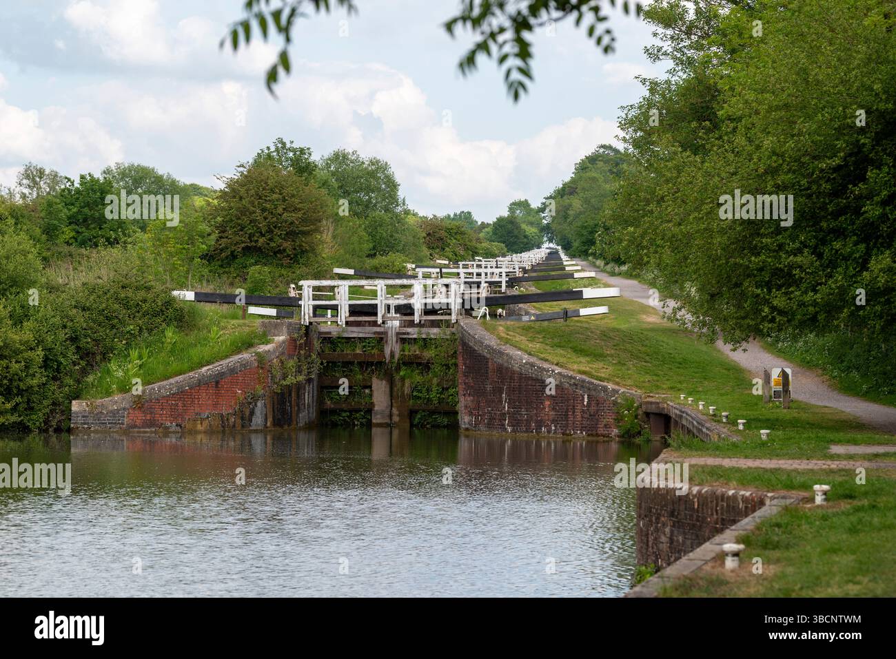 Devizes Wiltshire Inghilterra Regno Unito. 19.05.2025. Volo delle chiuse di Caen Hill sul canale Kennet e Avon a Devizes UK. Foto Stock