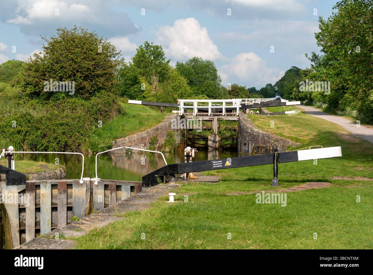 Devizes Wiltshire Inghilterra Regno Unito. 19.05.2025. Volo delle chiuse di Caen Hill sul canale Kennet e Avon a Devizes UK. Foto Stock