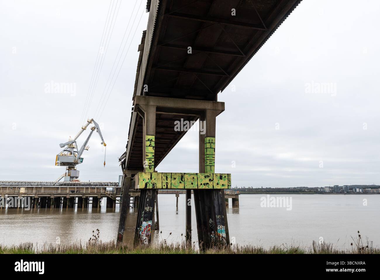 Molo sul Tamigi a Grays, West Thurrock, Essex, Regno Unito, che alimenta prodotti industriali dalle navi da carico ai siti industriali. Prodotti chimici industriali Foto Stock