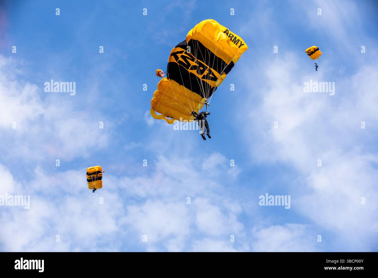 Durante l'All-American Week 2025, veterani e paracadutisti hanno partecipato alla corsa annuale insieme alle loro famiglie allo Stang Field a seguito di una dimostrazione di paracadute da parte del Golden Knights Parachute Team. Il tema di quest'anno, "siamo tutti americani e orgogliosi di essere", celebra l'eredità della 82nd Airborne Division. Foto Stock