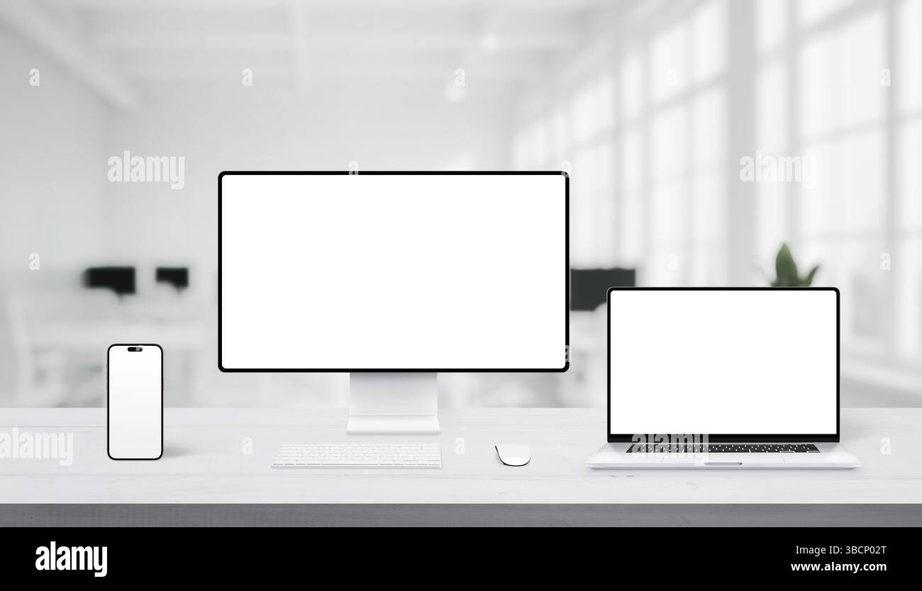 Primo piano di mockup reattivo con smartphone e laptop sulla scrivania dell'ufficio, entrambi gli schermi sono pronti per l'interfaccia utente o la progettazione Web Foto Stock