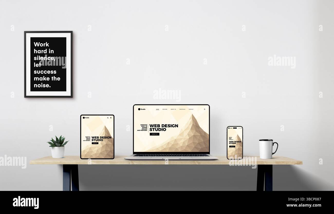 Web design reattivo visualizzato su notebook, tablet e telefono in uno spazio di lavoro moderno con pianta, tazza da caffè e citazione motivazionale incorniciata Foto Stock