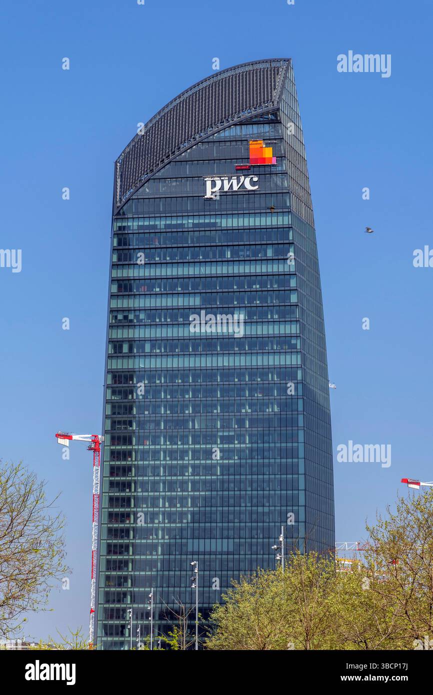 Milano, Italia - 5 aprile 2025: Grattacielo PWC Italia del quartiere degli affari tre Torri di Milano in una giornata di sole. Foto Stock