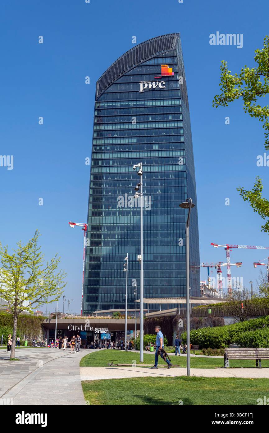 Milano, Italia - 5 aprile 2025: Grattacielo PWC Italia del quartiere degli affari tre Torri di Milano in una giornata di sole. Foto Stock