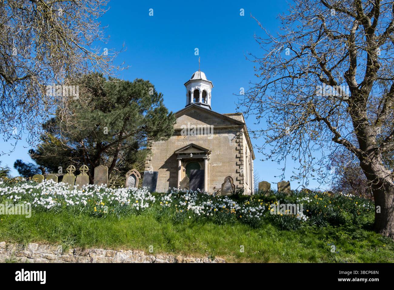 Terrapieno bianco di fronte alla chiesa di San Pietro e San Paolo, Cherry Willingham, Lincoln City, Lincolnshire, Inghilterra, REGNO UNITO Foto Stock