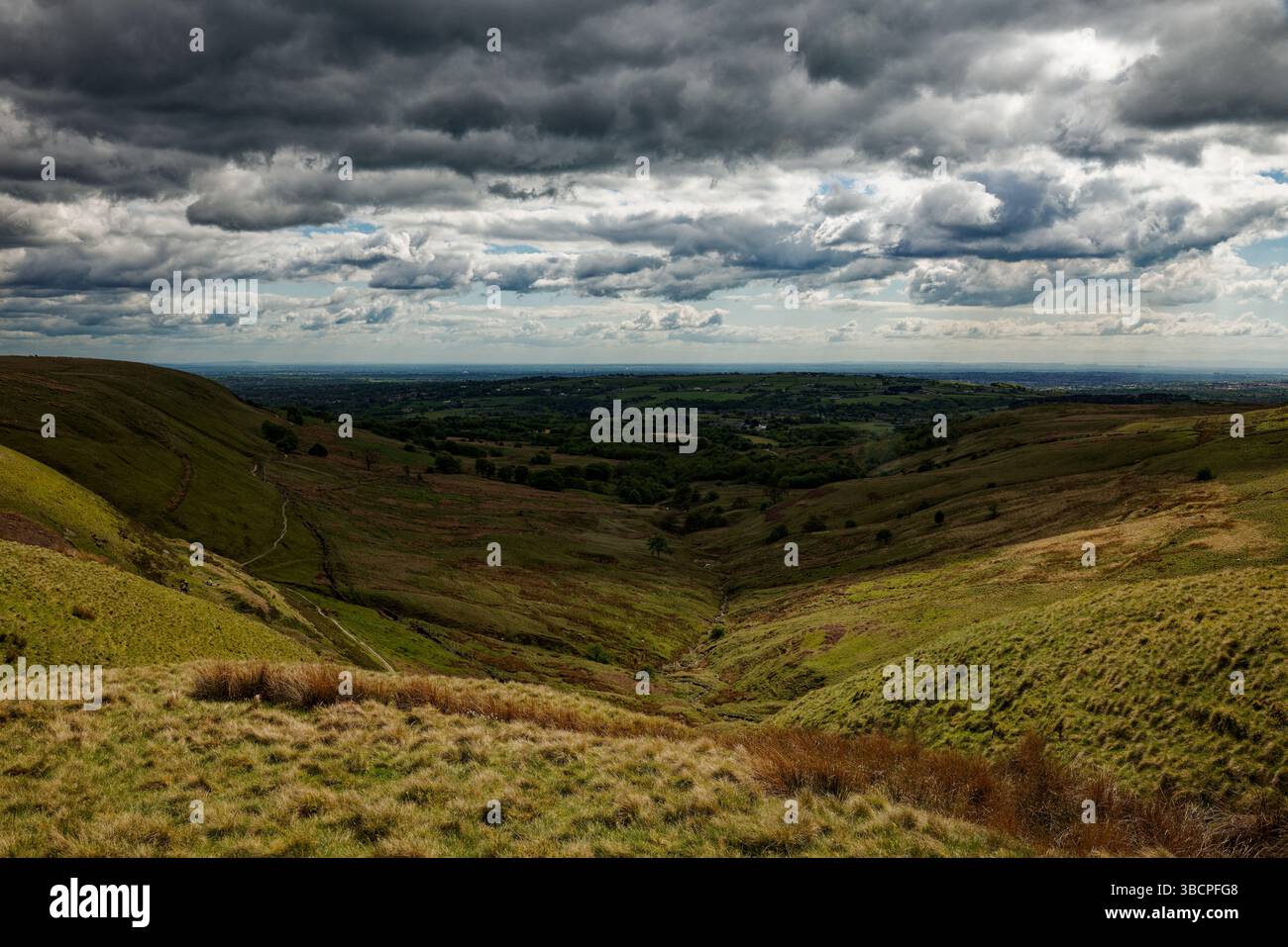 Una valle all'ombra dei West Pennines che guarda su Greater Manchester a Holcombe Head, Bury. Foto Stock