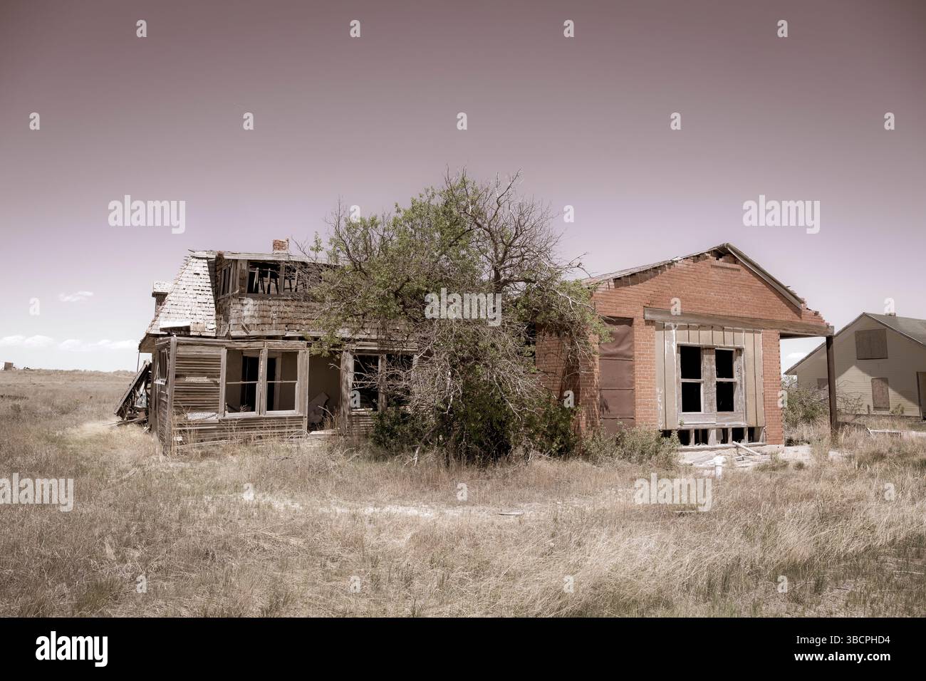 Una casa abbandonata in un piccolo villaggio nelle praterie nazionali di Pawnee, colorado, stati uniti. Foto Stock