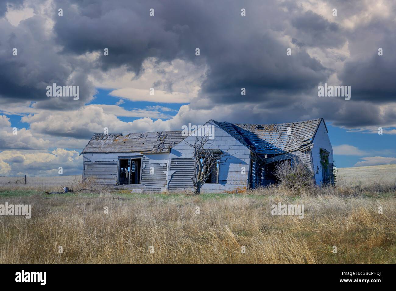 Un'antica fattoria abbandonata in una fattoria di grano nelle praterie nazionali di Pawnee, colorado, stati uniti. Foto Stock