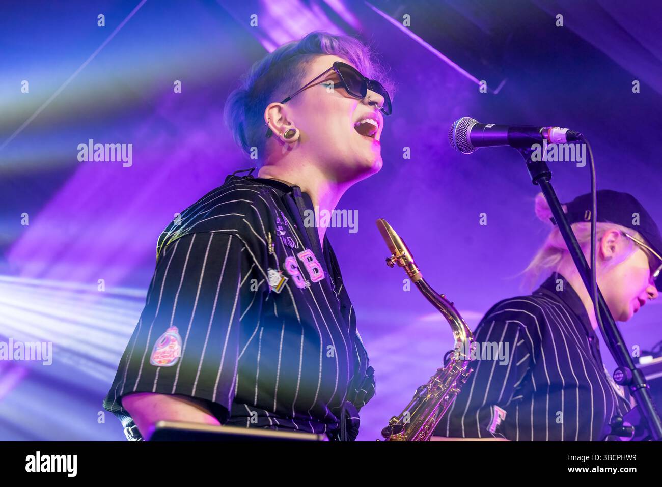 Brighton, città di Brighton & Hove, East Sussex, Regno Unito. Brighton ospita il festival musicale annuale The Great Escape. Questo festival di 4 giorni presenta spettacoli affermati e emergenti che si esibiscono in diversi luoghi. Qui tutte le bande di ottoni LGTBQ femminili, She's Got Brass si esibiscono al Deep End TGE Beach. 17 maggio 2025 David Smith/Alamy Foto Stock