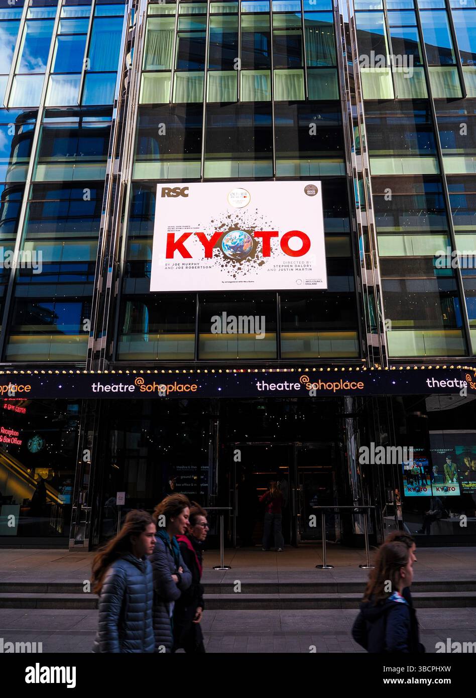 Kyoto Play About Climate Conference, Soho Place, Soho, Londra, Inghilterra, REGNO UNITO, REGNO UNITO. Foto Stock