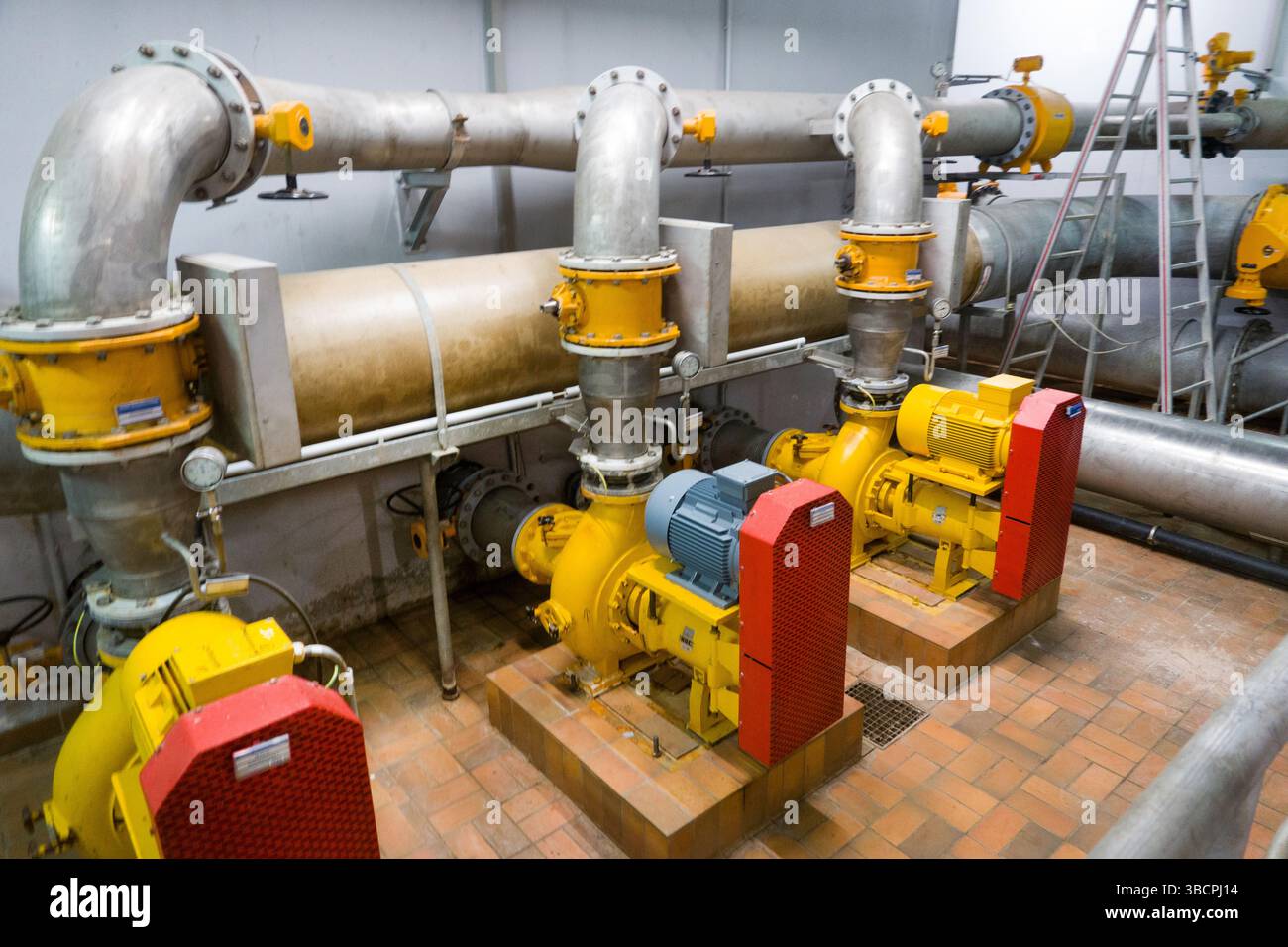 Stazione di pompaggio di un impianto convenzionale di trattamento delle acque reflue a tre stadi, Germania, Renania settentrionale-Vestfalia, Weilerswist Foto Stock