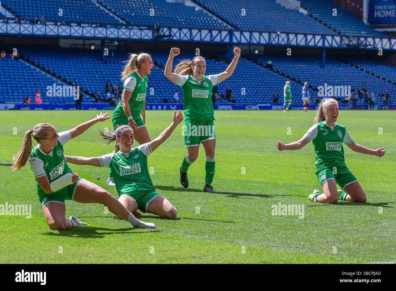 18 maggio 2025, Rangers Women's FC giocato Hibernian Women's FC a Image Is of Hibernian Players running per festeggiare di fronte ai loro fan Foto Stock