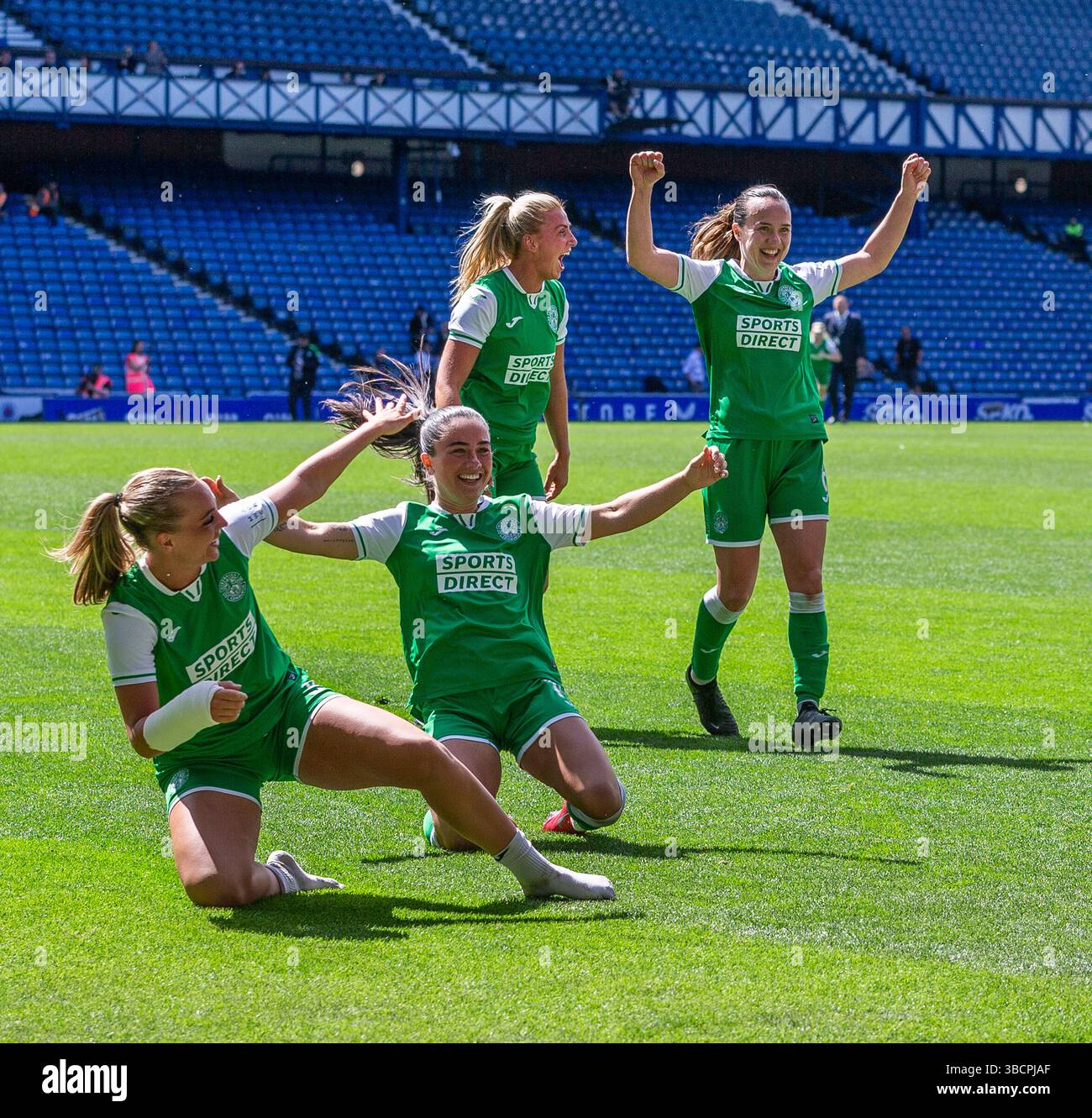 18 maggio 2025, Rangers Women's FC giocato Hibernian Women's FC a Image Is of Hibernian Players running per festeggiare di fronte ai loro fan Foto Stock