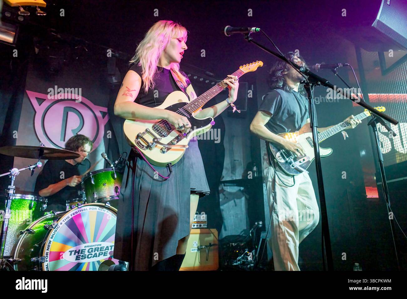 Brighton, città di Brighton & Hove, East Sussex, Regno Unito. Brighton ospita il festival musicale annuale The Great Escape. Questo festival di 4 giorni presenta spettacoli affermati e emergenti che si esibiscono in diversi luoghi. Qui la band inglese di rock psichedelico/shoegaze, Sulk, con sede a Londra, si esibisce al Club Revenge. 17 maggio 2025 David Smith/Alamy Foto Stock