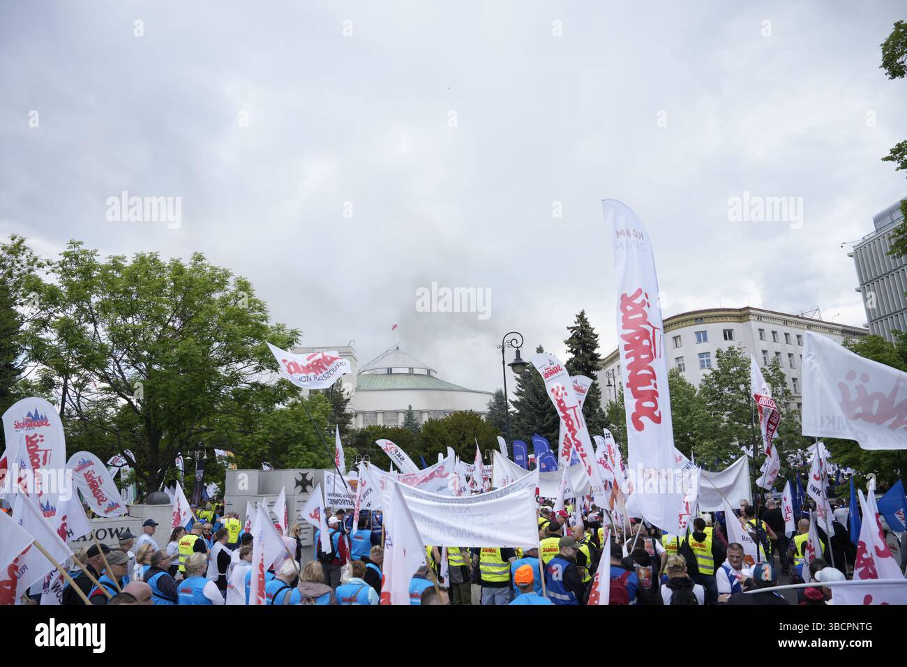 Varsavia, Polonia. 21 maggio 2025. I lavoratori del metallo e dell'acciaio protestarono a Varsavia, in Polonia, il 21 maggio 2025. L'alleanza sindacale OPZZ ha organizzato una marcia dal parlamento all'ufficio del primo Ministro per protestare contro gli alti prezzi dell'energia che riducono la forza competitiva e minacciano posti di lavoro e salari. (Foto di Jaap Arriens/Sipa USA) credito: SIPA US/Alamy Live News Foto Stock