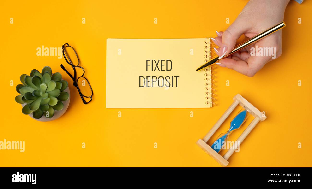 Concetto di deposito fisso. Prodotto finanziario offerto da banche e istituti finanziari in cui si deposita una somma forfettaria di denaro per un periodo di tempo prestabilito Foto Stock
