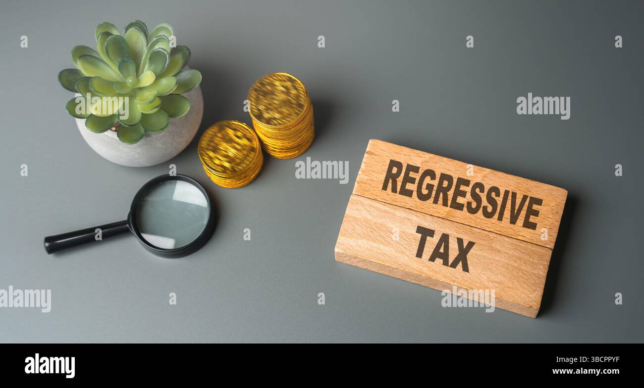 Concetto fiscale regressivo. Sistema fiscale in cui l'aliquota fiscale diminuisce con l'aumento del reddito dei contribuenti, ponendo un onere maggiore sui lavoratori a basso reddito. Poll Foto Stock