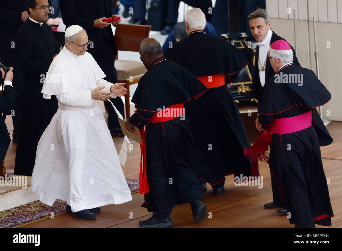 Prima udienza generale di Papa Leone XIV in Piazza San Pietro , il Santo padre saluta membri del Clero — Cittá del Vaticano — Mercoledì 21 maggio 2025 - Cronaca - (foto di Cecilia Fabiano/ LaPresse) Papa Leone XIV tiene la sua prima udienza generale in Piazza San Pietro , il Santo padre saluta membro del Clero — città del Vaticano— mercoledì 21 maggio 2025 - News - (foto di Cecilia Fabiano/LaPresse) Foto Stock