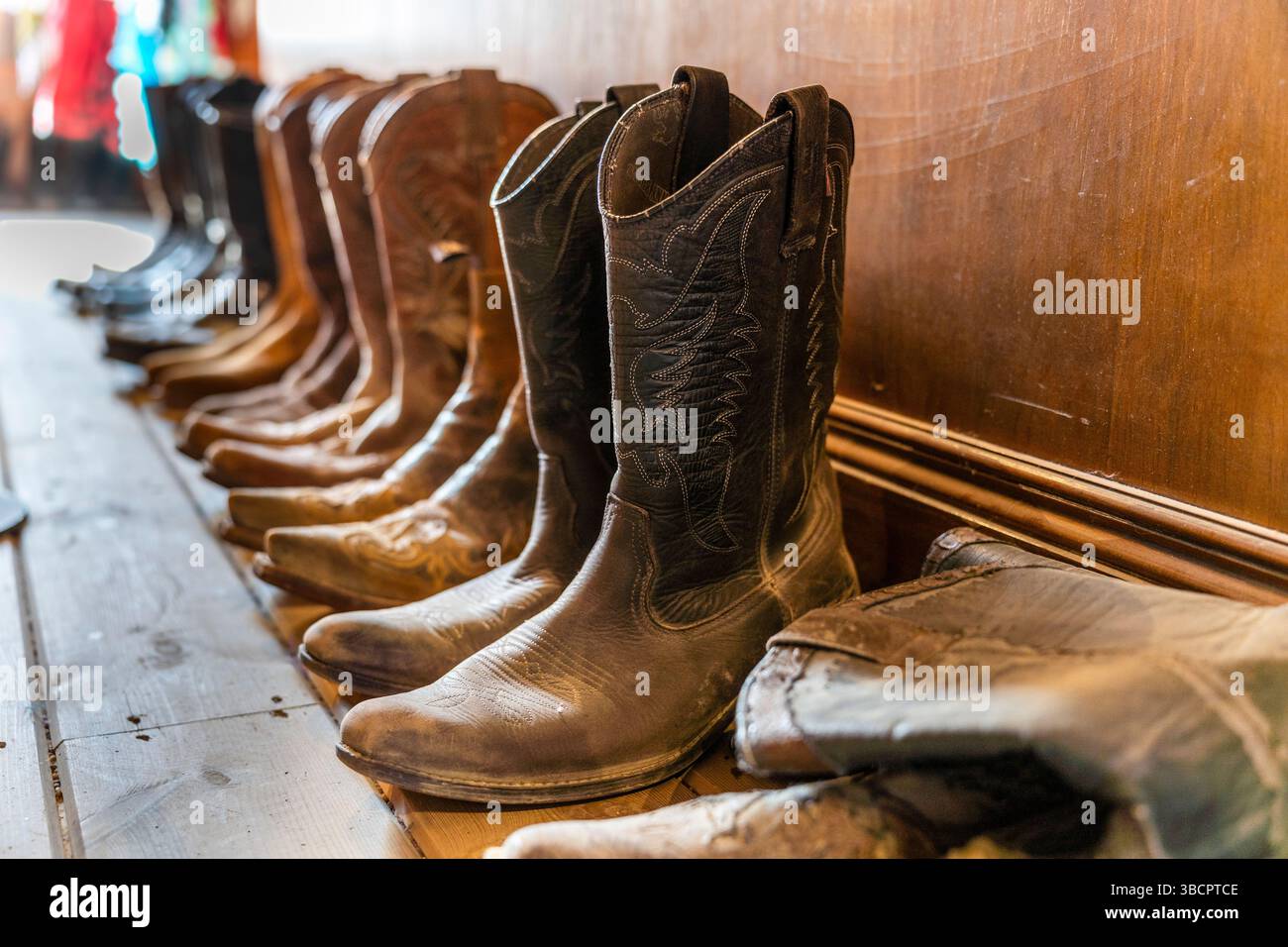 Molte scarpe da cowboy nere e marroni in un grezzo, Almeria, Spagna Foto Stock