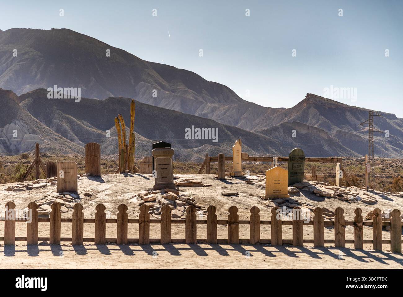 Tabernas, Spagna - 3 febbraio 2024: Cimitero nel Mini parco a tema Hollywood - stile americano Wild Western Foto Stock