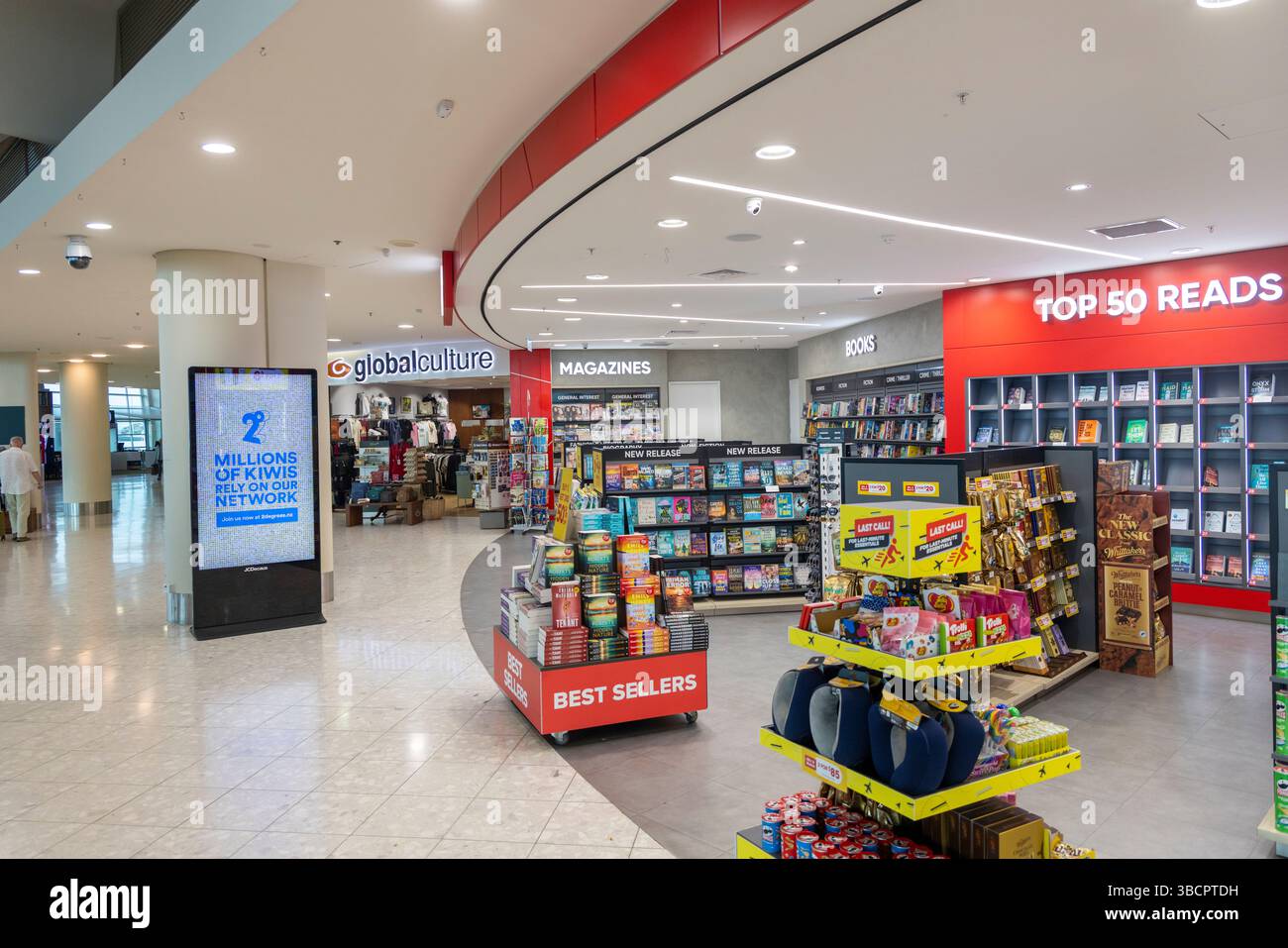 Libreria aeroportuale e negozio di articoli da regalo nel terminal delle partenze dell'aeroporto internazionale di Christchurch, South Island, nuova Zelanda Foto Stock