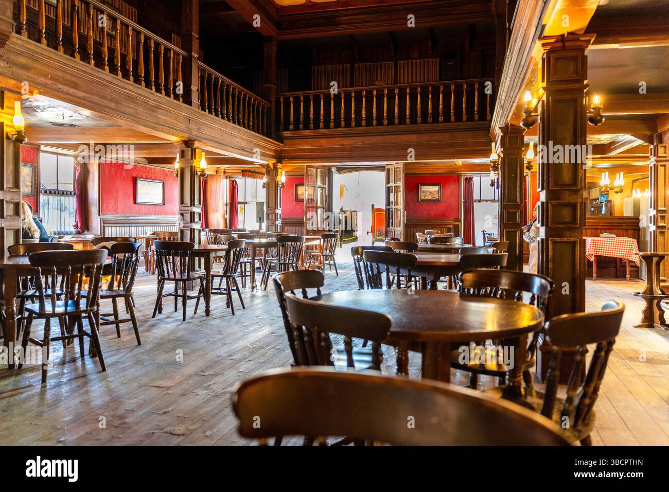 Tabernas, Spagna - 3 febbraio 2024: Interno del bar, ristorante nel parco a tema Mini Hollywood - stile americano Wild Western Foto Stock