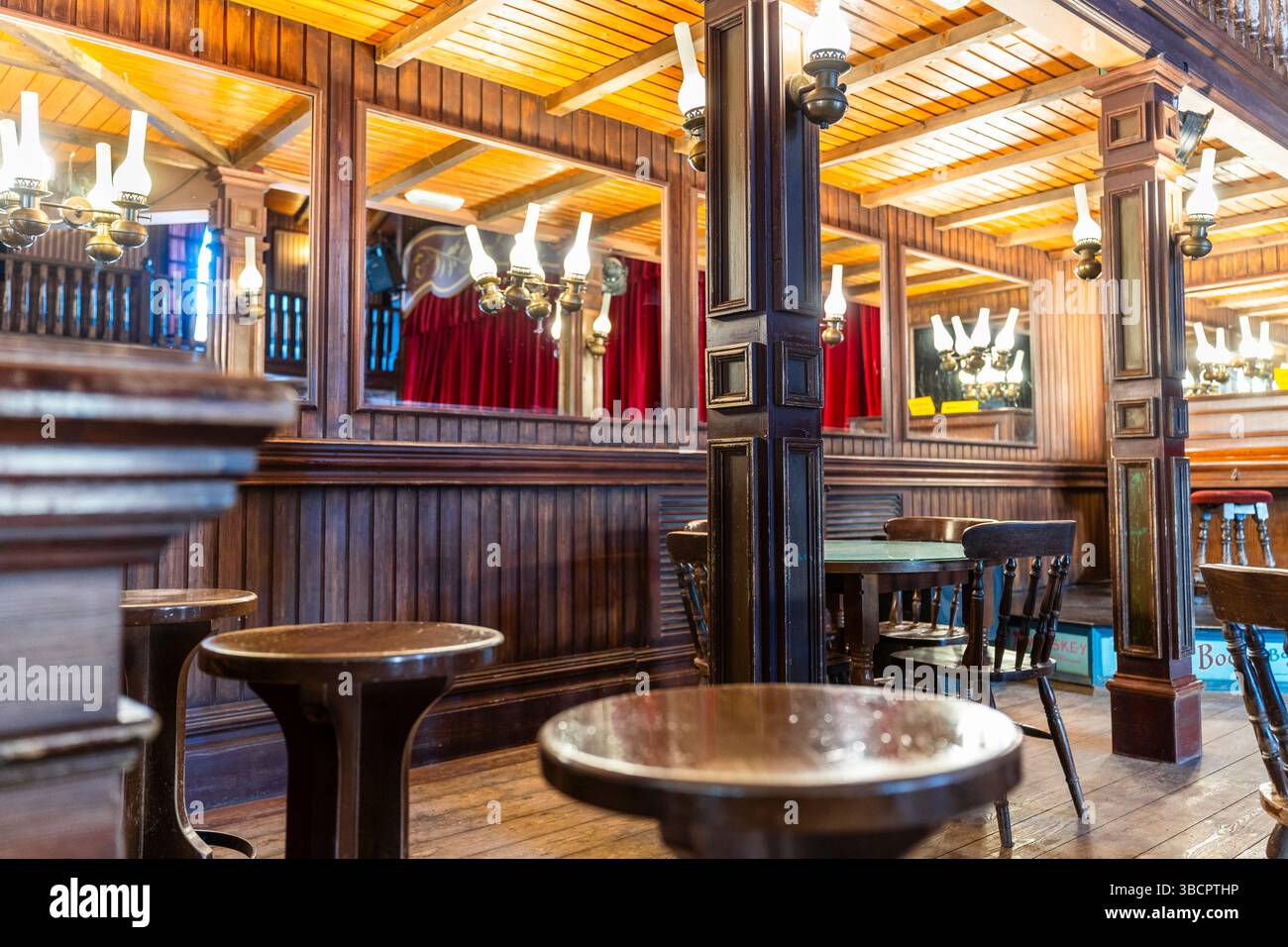 Tabernas, Spagna - 3 febbraio 2024: Interno del bar, ristorante nel parco a tema Mini Hollywood - stile americano Wild Western Foto Stock