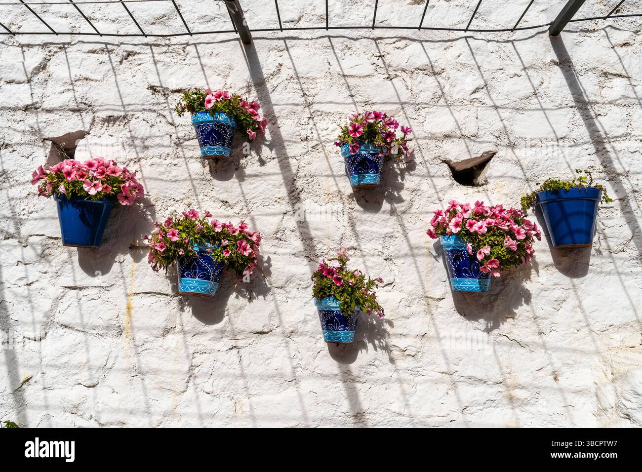 Impianti sulle pareti di case residenziali a Mijas, Malaga, Spagna Foto Stock