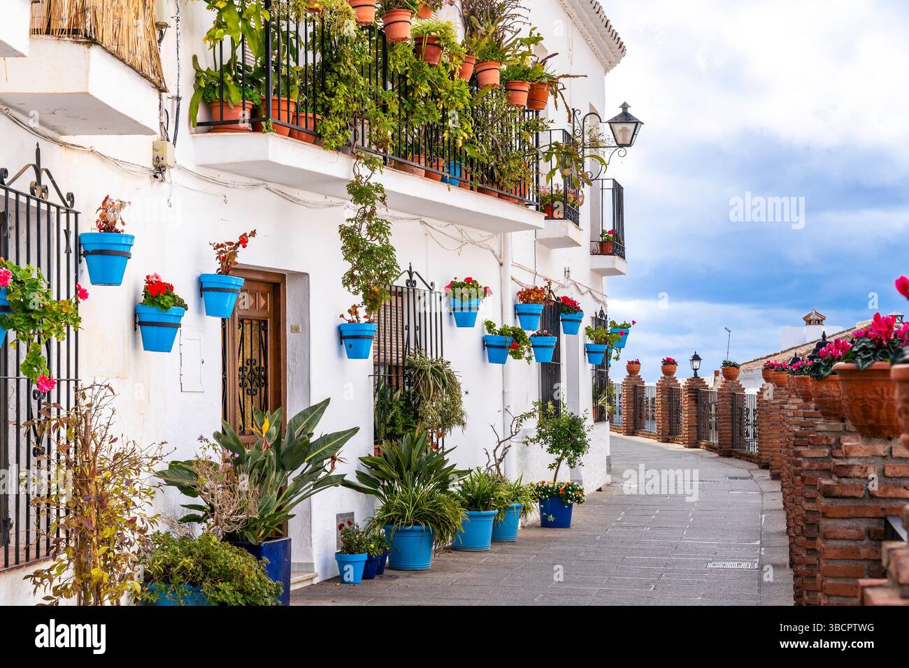 Vista sulla strada delle case residenziali a Mijas, Pueblos Blancos, Malaga - Spagna Foto Stock