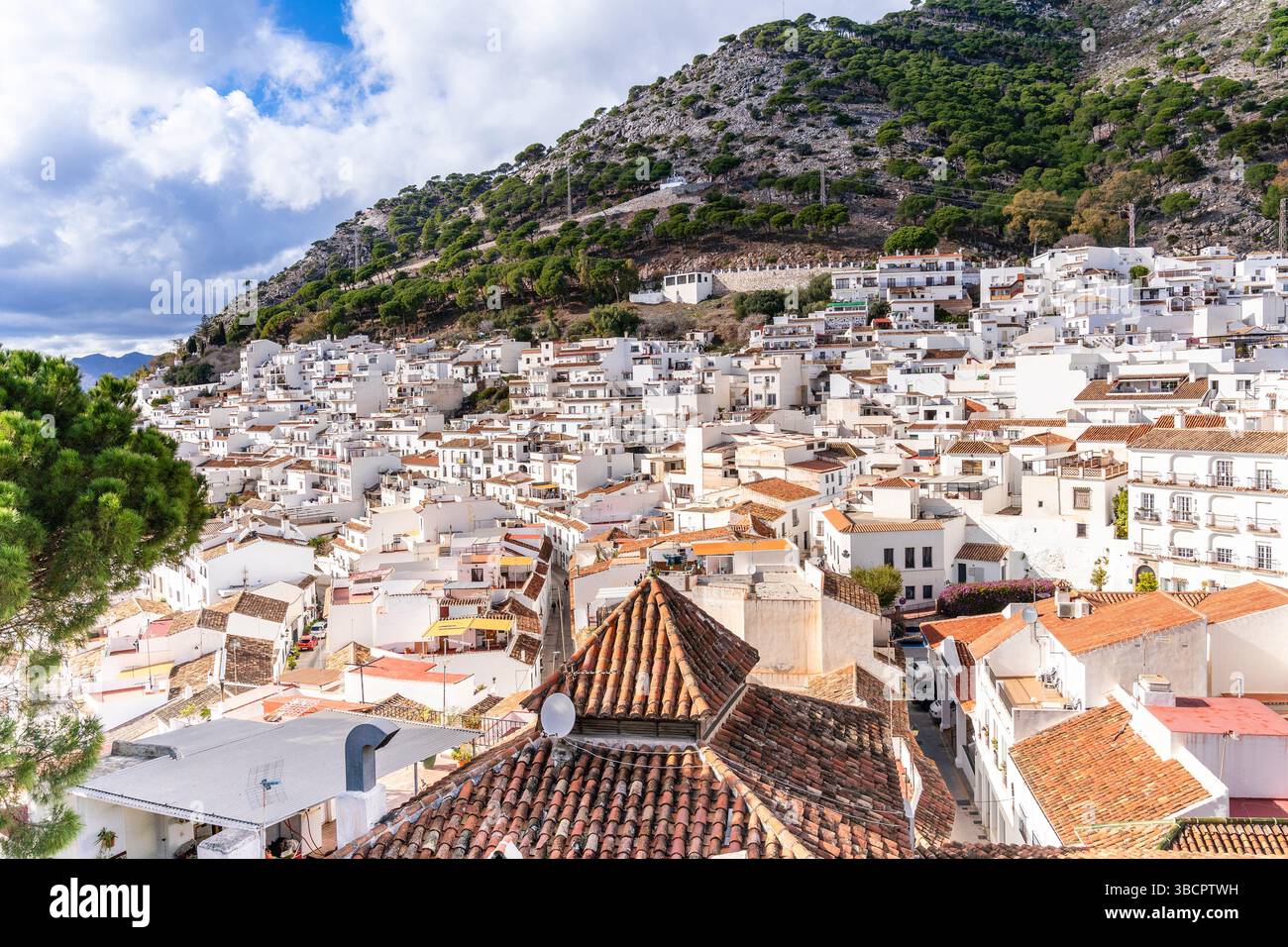 Veduta aerea di Pueblos Blancos - villaggi bianchi, vale a dire Mijas, quartiere di Malaga, Spagna Foto Stock
