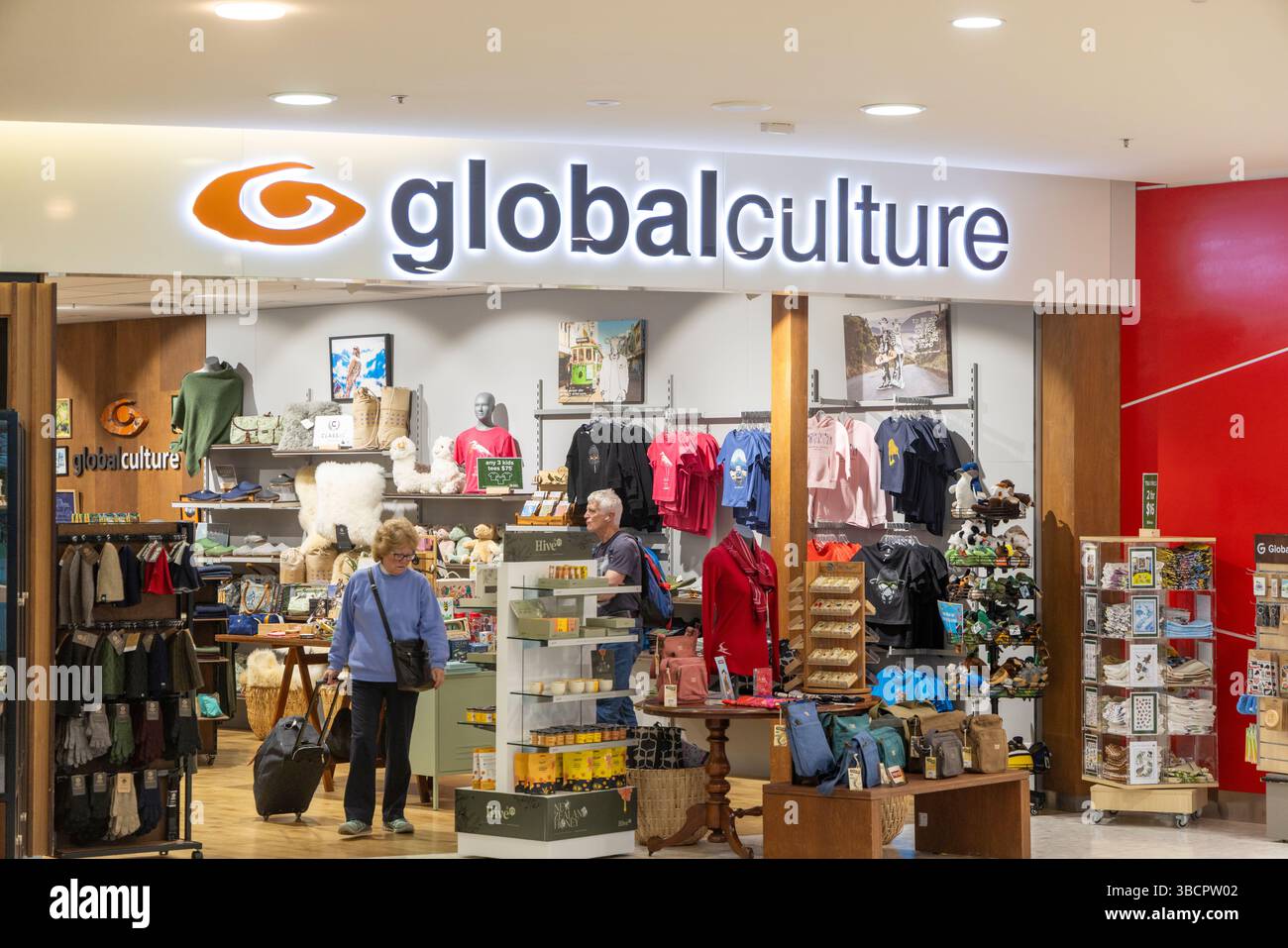 Aeroporto internazionale di Christchurch, due passeggeri nel terminal delle partenze per fare shopping al Global Culture Store, nuova Zelanda Foto Stock