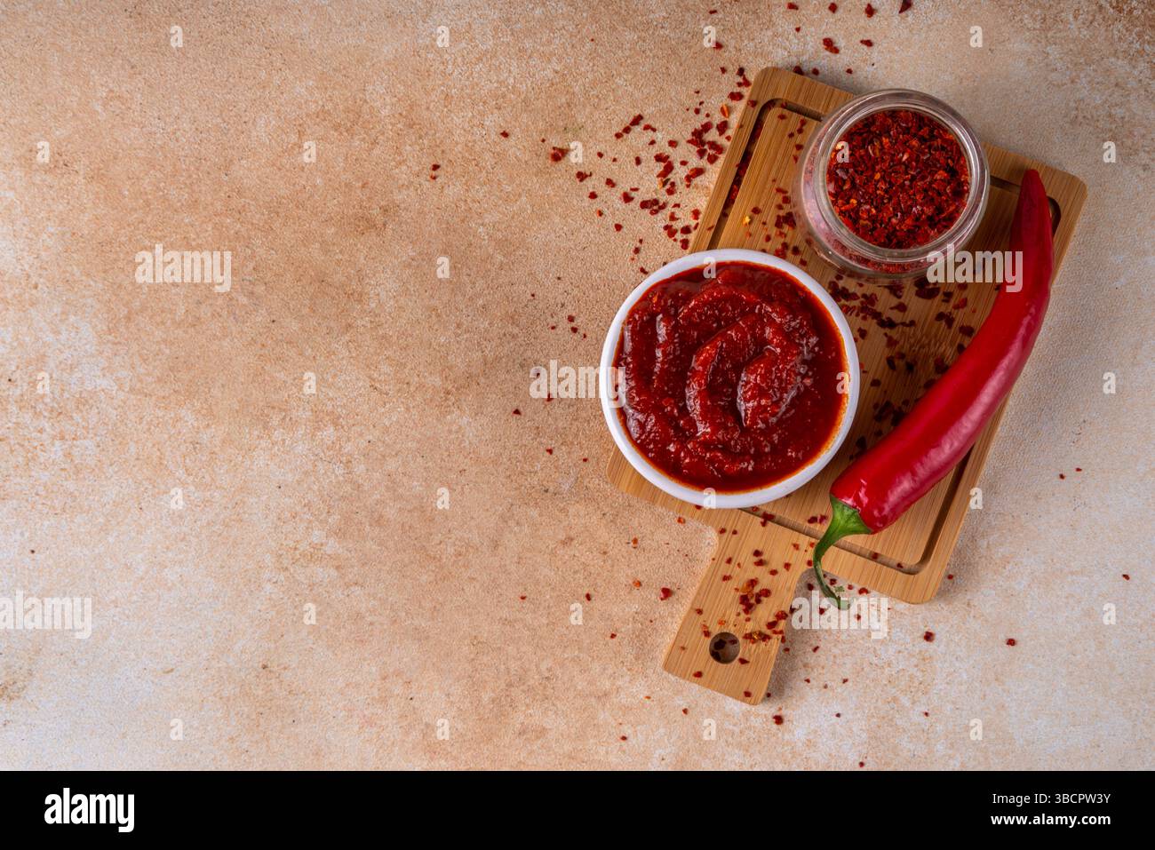 Pasta tradizionale coreana di peperoncino rosso fermentato, gochujang, speziata, dolce-salata, umami profondi, ingrediente alimentare per preparare piatti asiatici Foto Stock