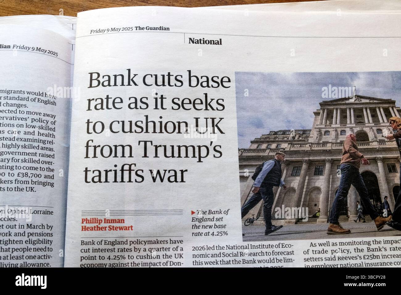 "La Banca (d'Inghilterra) taglia il tasso base mentre cerca di attutire il Regno Unito dalla guerra tariffaria di Trump" il quotidiano Guardian titola economia articolo 9 maggio 2025 Londra Regno Unito Foto Stock